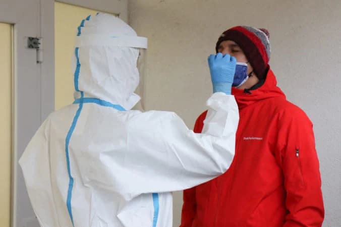 Firmy sa pri testovaní zamestnancov budú riadiť manuálom rezortu hospodárstva, náklady im preplatí štát