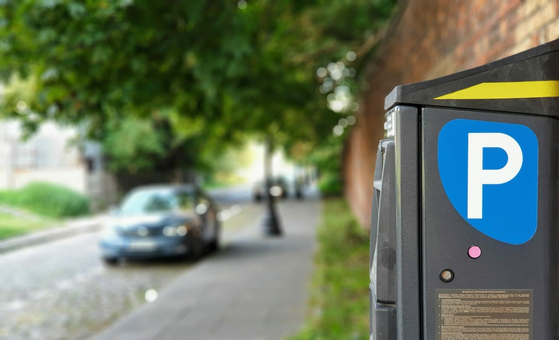 Koniec parkovania na CHODNÍKOCH. Mastné pokuty a dôvod zákazu