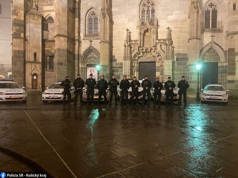 Policajti by už nemali mať na rovnošatách menovky