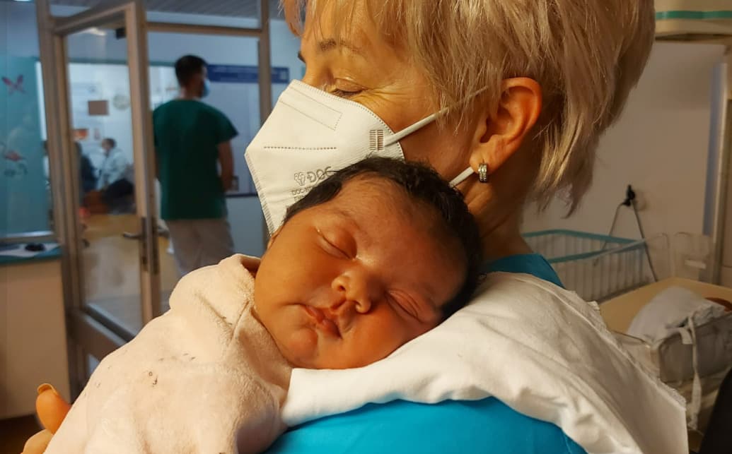 V Univerzitnej nemocnici ošetrili malú Joy, ktorá prišla na svet počas vojny na Ukrajine (FOTO)