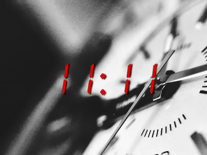 Vidíte vždy na hodinkách 11:11? TOTO sa vám snažia naznačiť