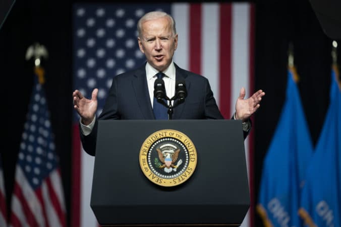 Biden schválil vojenskú pomoc pre Ukrajinu v hodnote 800 miliónov dolárov