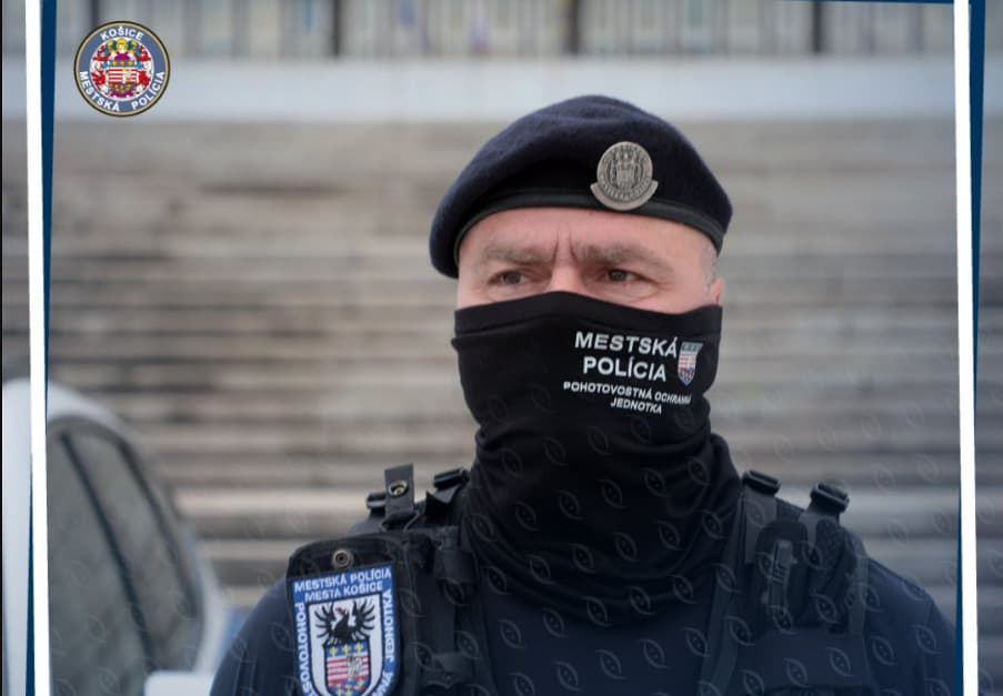 Na ulici prepadli a okradli muža. Hliadka Mestskej polície páchateľov chytila