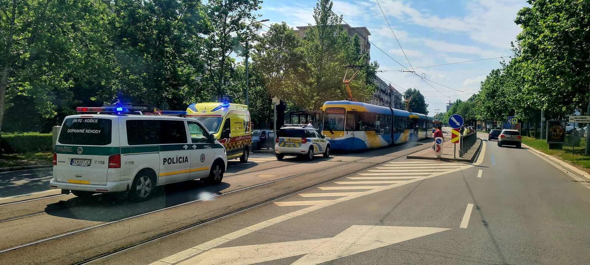 Vodič električky sa snažil zabrániť zrážke s dodávkou. Jeden z cestujúcich sa však zranil