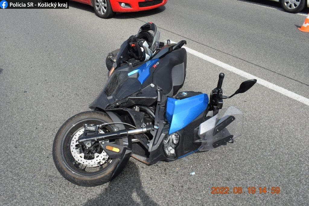 Pri dopravnej nehode sa zranil motocyklista
