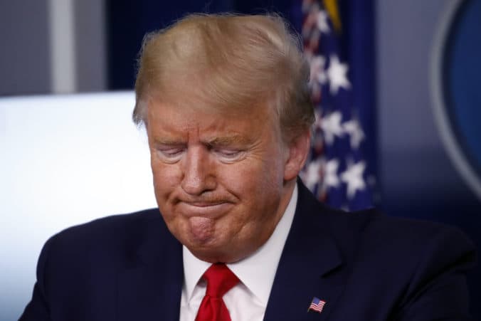 FBI pri prehliadke Trumpovho majetku zadržala prísne tajné dokumenty