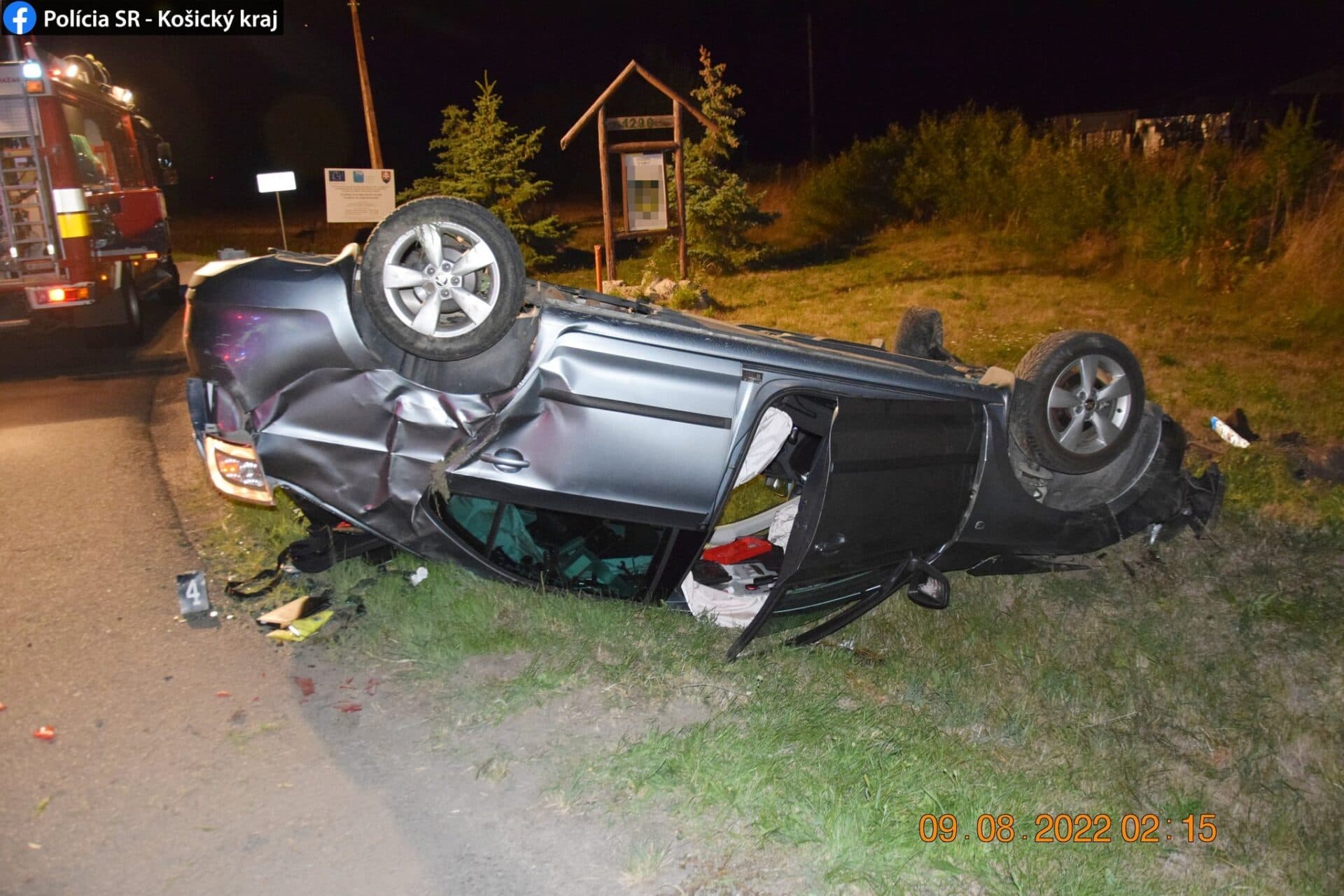 Alkoholu na cestách neubúda! Auto vymrštilo a prevrátilo na strechu (FOTO)