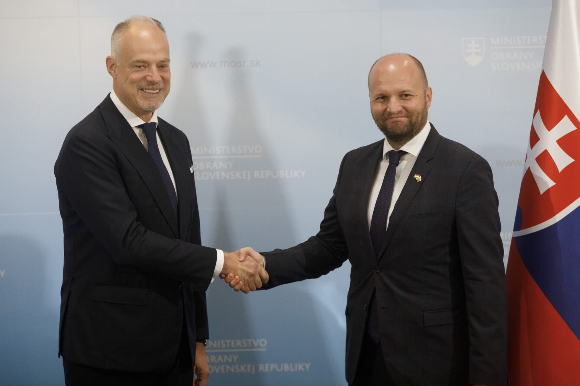 Ministri obrany Slovenska a Maďarska diskutovali o konflikte na Ukrajine (FOTO)
