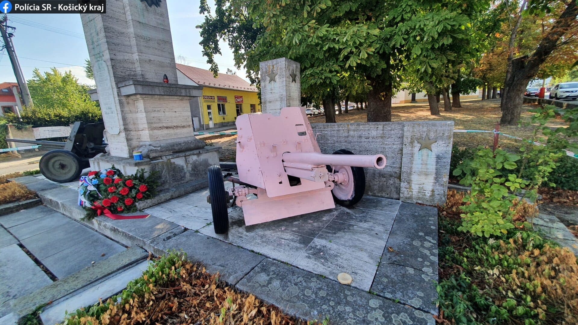 Vandal vyčíňal už aj v Sečovciach! Opäť si to odniesla pamiatka z druhej svetovej vojny