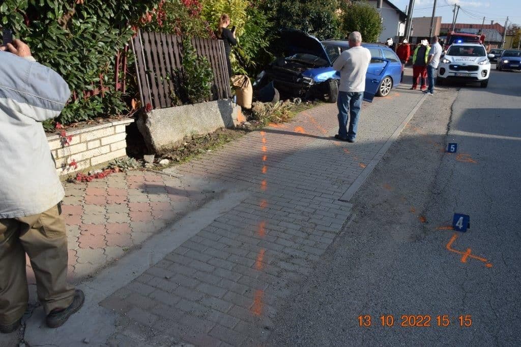 Po náraze do vozidla pokračoval v jazde! Skončil v oplotení rodinného domu (FOTO)