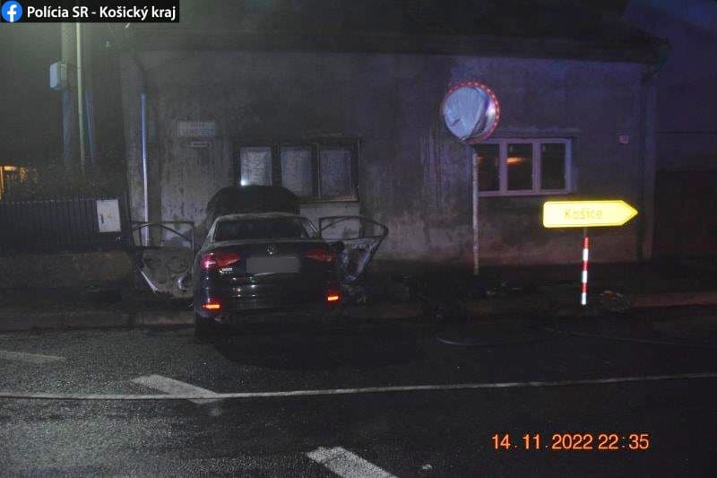 Auto po „zbesilej“ jazde zaparkovalo v rodinnom dome a začalo horieť (FOTO)