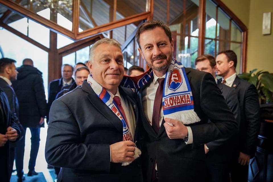 Premiér daroval Viktorovi Orbánovi šál s nápisom Slovakia