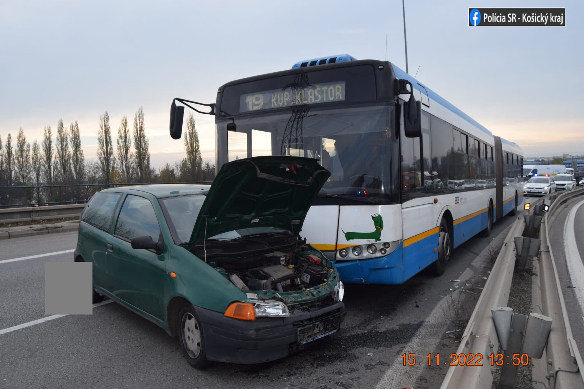 Ďalšia nehoda na moste VSS. Po šmyku narazil vodič vozidla do autobusu