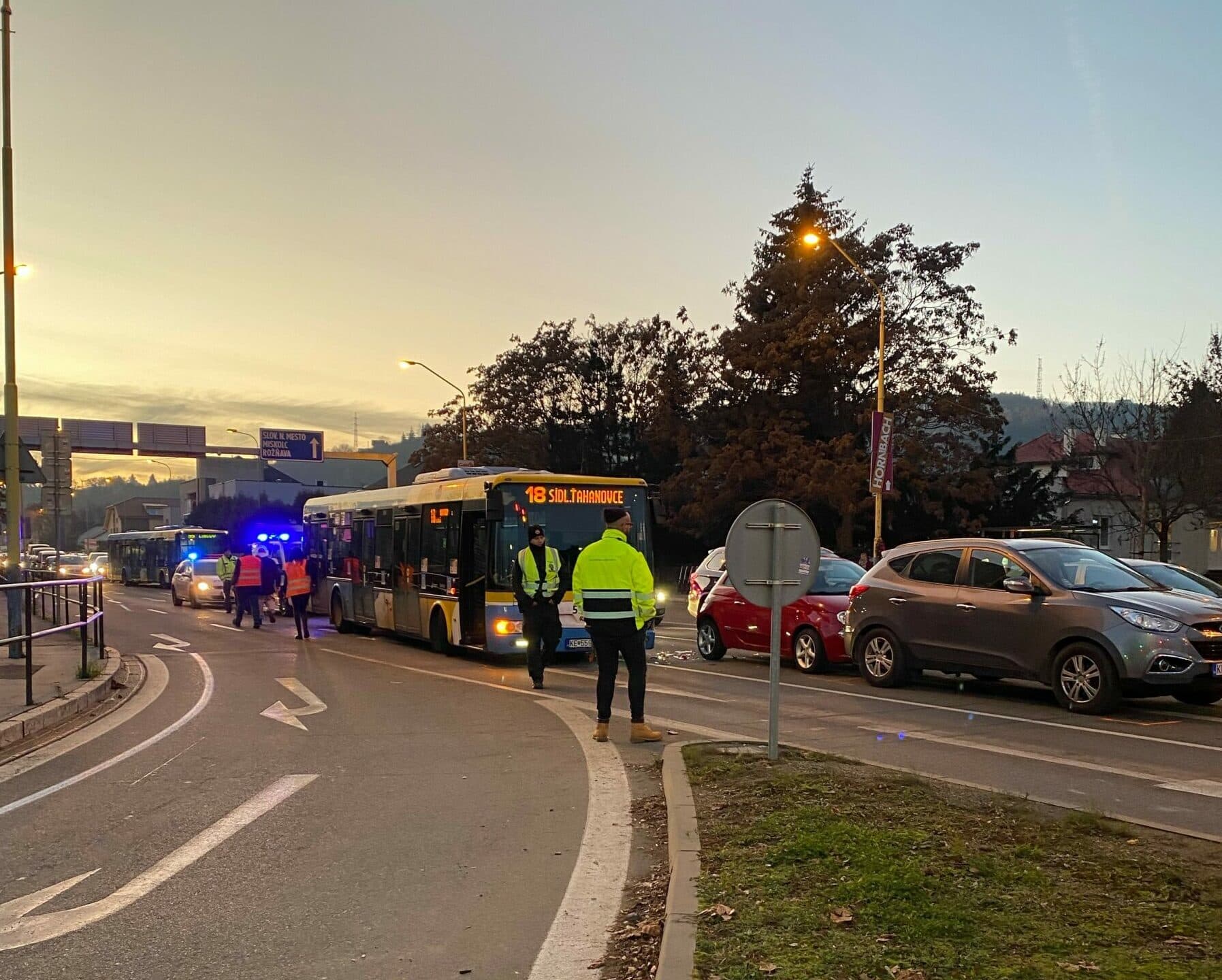 Zrážka dvoch áut a autobusu na Watsonovej ulici spôsobila vyše polhodinové zdržanie