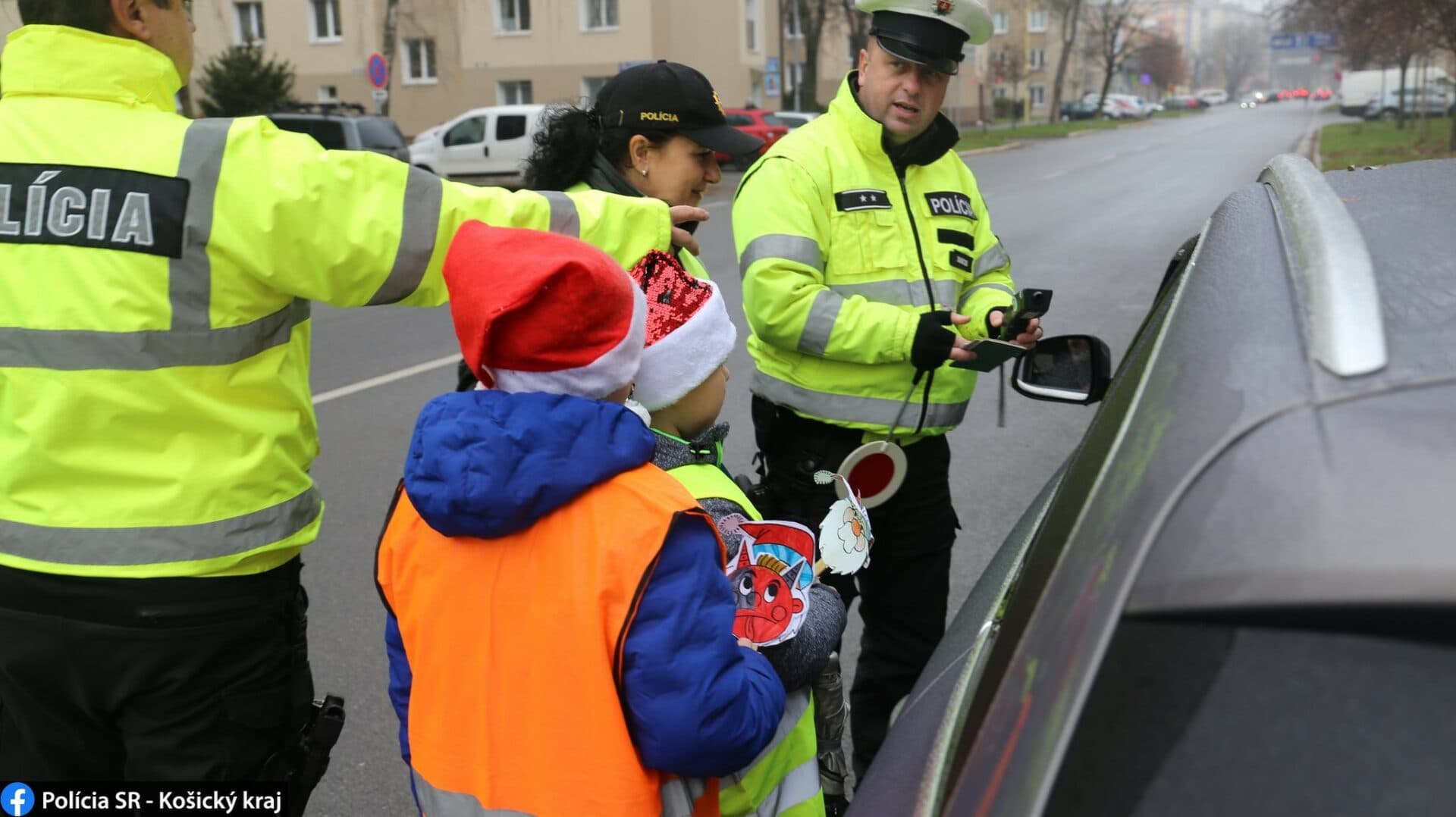 Mikuláš či čert? Deti s policajtmi rozdávali pokuty a pochvaly