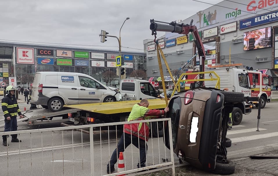 Pri dopravnej nehode v Košiciach skončilo auto na boku (FOTO)