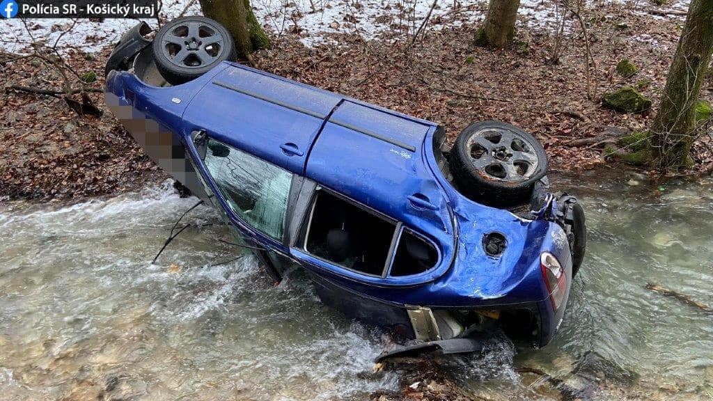 Po náraze skončilo auto v potoku. Mladíka z ľadovej vody zachránili policajti (FOTO)