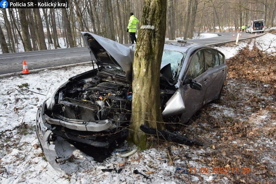 Ďalšia hrozivo vyzerajúca nehoda. Pri náraze sa zranili 3 osoby