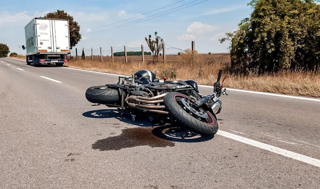 Čo znamená motorkárska prilba na zemi? Nemali by ste ju ignorovať
