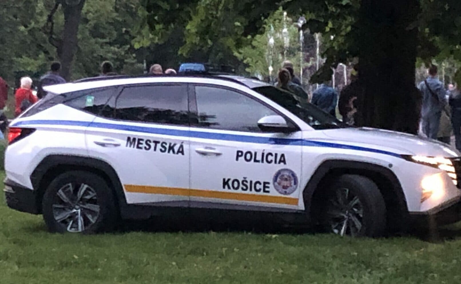 Mestskí policajti si posvietili na maloleté osoby popíjajúce v parku