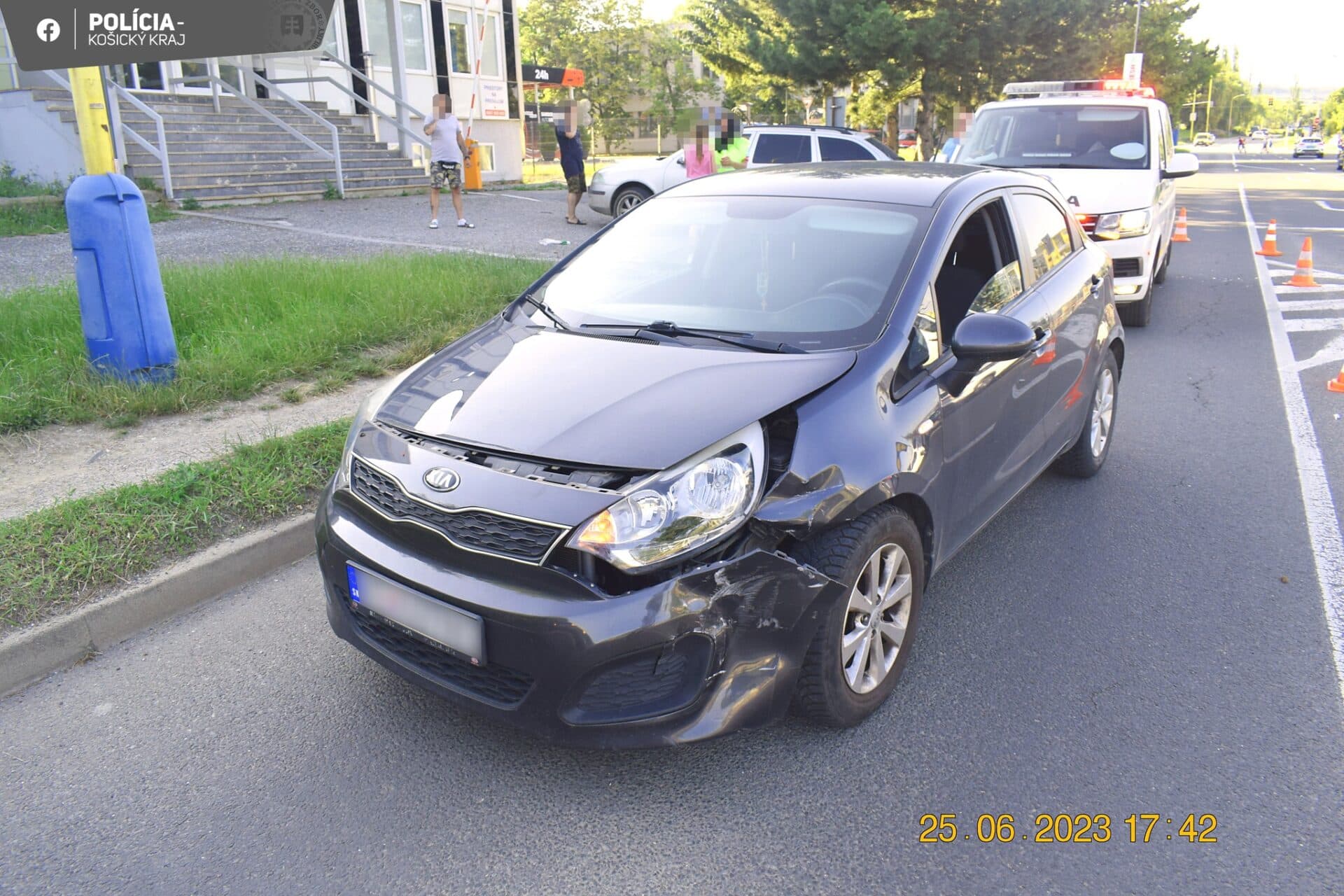 Zrážku pri nákupnom centre spôsobil vodič pod vplyvom. Nafúkal viac než 2 promile (FOTO)