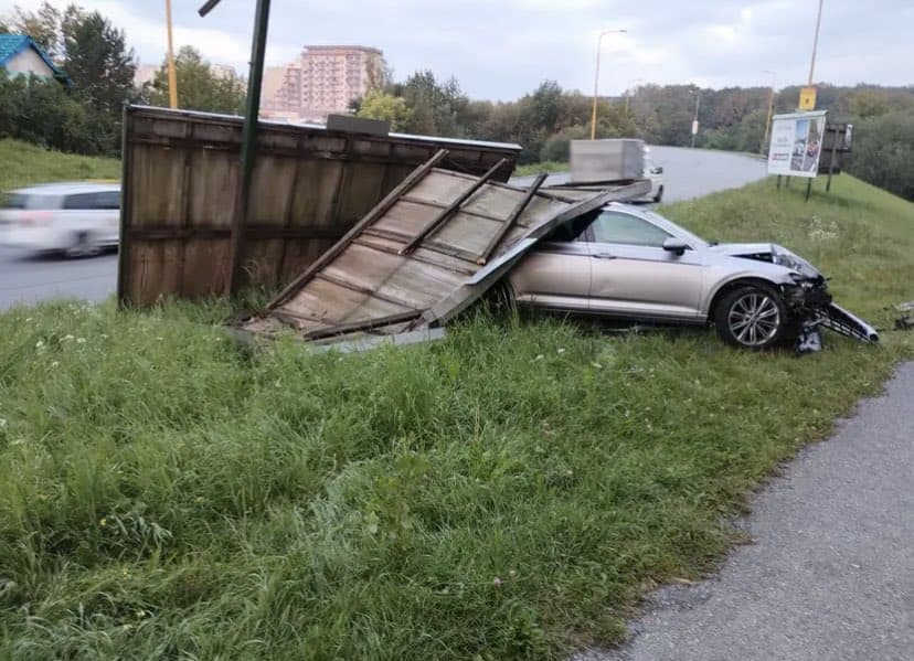 Vodič nabúral do BILLBOARDU! Z miesta odišiel aj so značkami