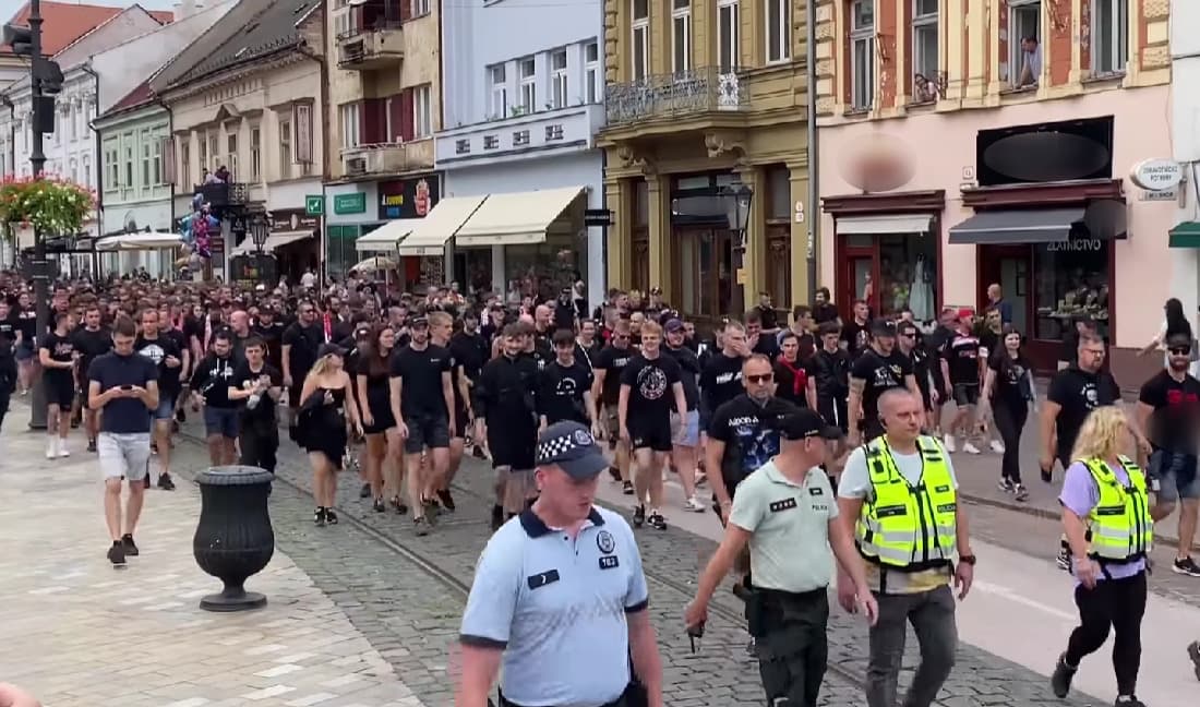 Davy fanúšikov v košických uliciach. Udalosť sa zaobišla bez zásahu polície (VIDEO)