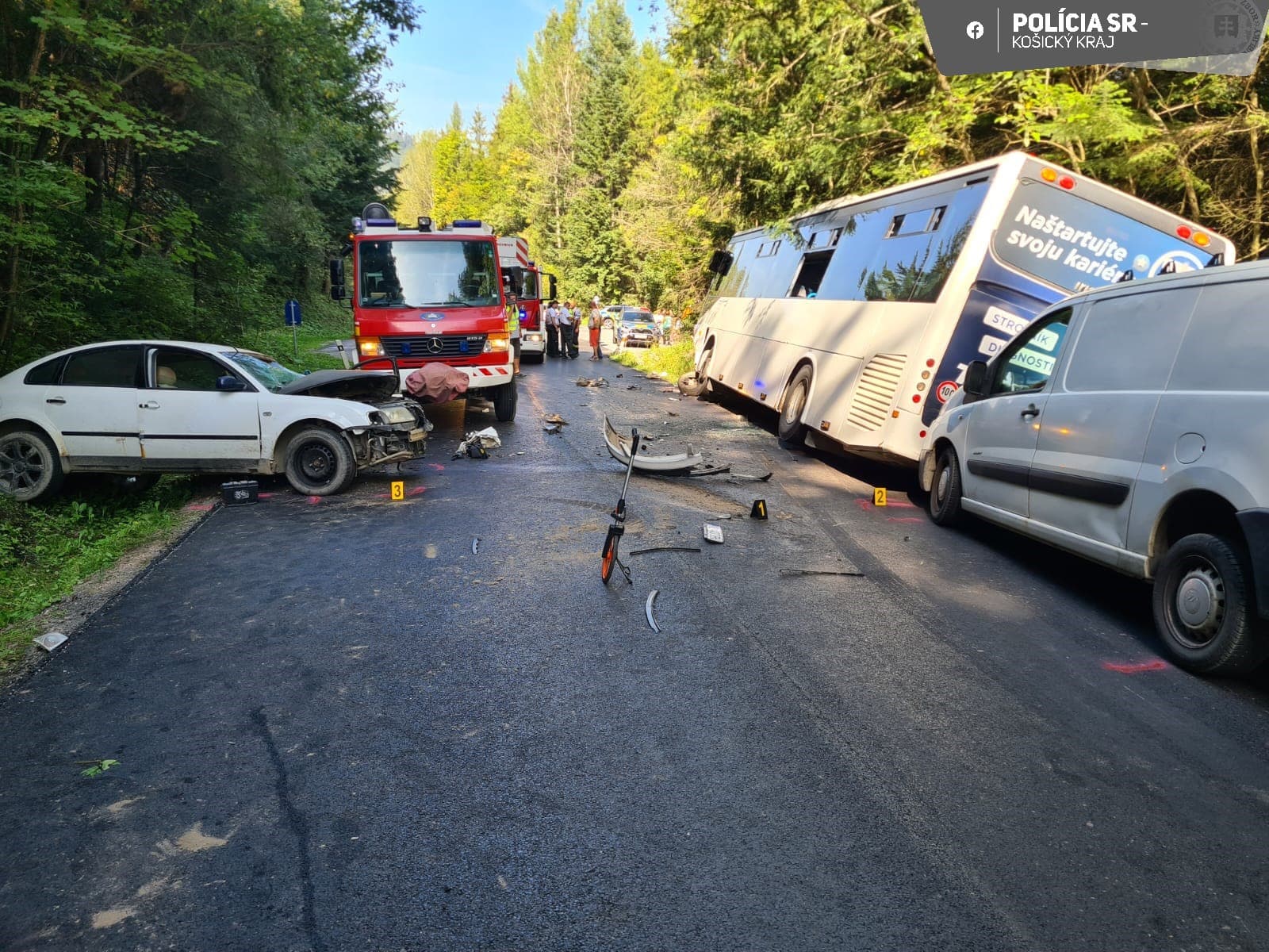 Nehoda autobusu a dvoch áut si vyžiadala niekoľko zranených