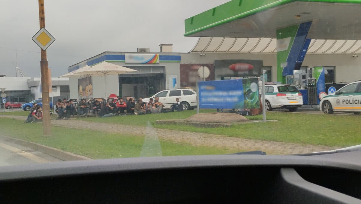 V Barci zadržala polícia až 27 utečencov. Boli medzi nimi aj deti