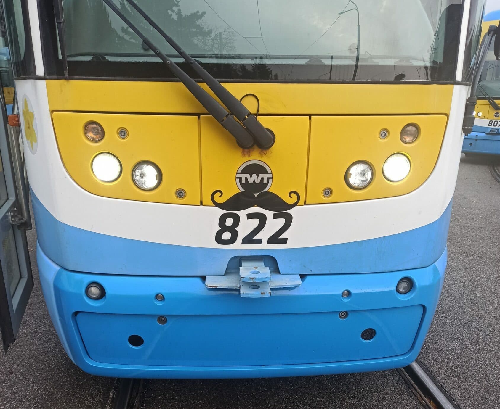 Fúzaté električky v Košiciach! Toto symbolizujú nálepky na električkách (FOTO)