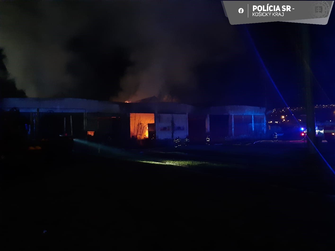 Plamene pohltili budovu skladov na Palackého ulici (FOTO)