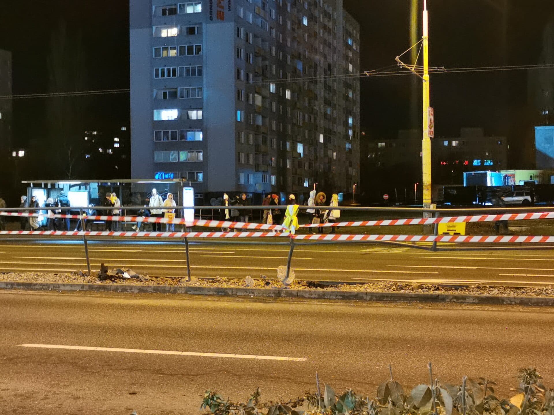 Odniesol si to výklad a zábradlie. Vodič jazdil rýchlejšie ako mal