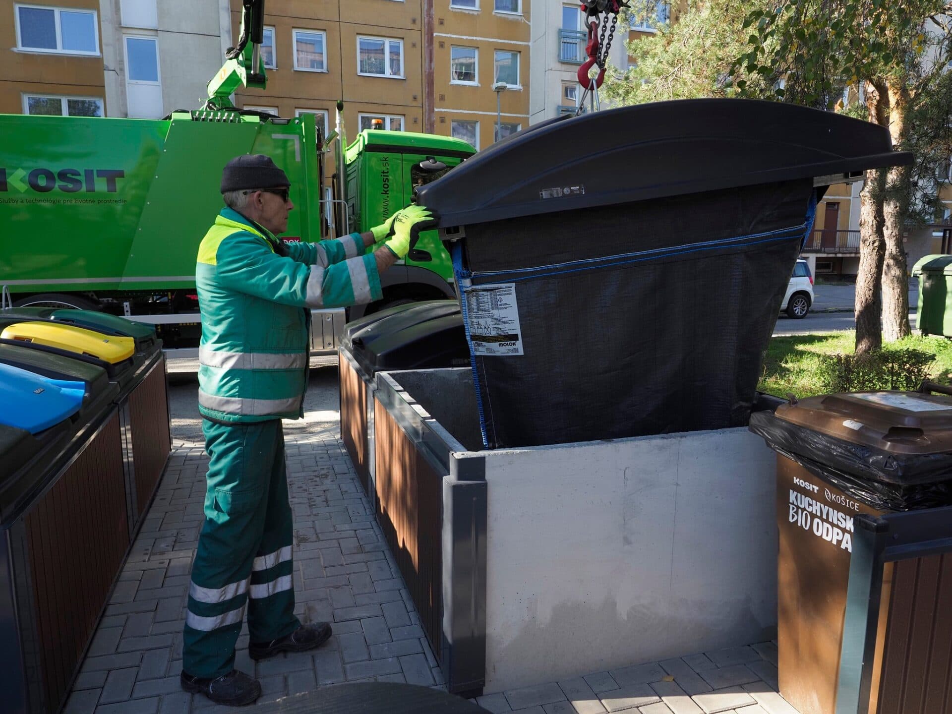 Riešením znečistených kontajnerovísk sú polopodzemné kontajnery a bubnové vpuste