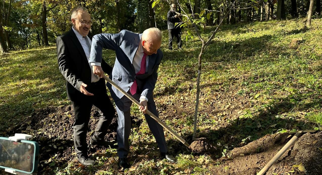 Exprezident Schuster zasadil prvý strom v Aleji významných osobností (FOTO)
