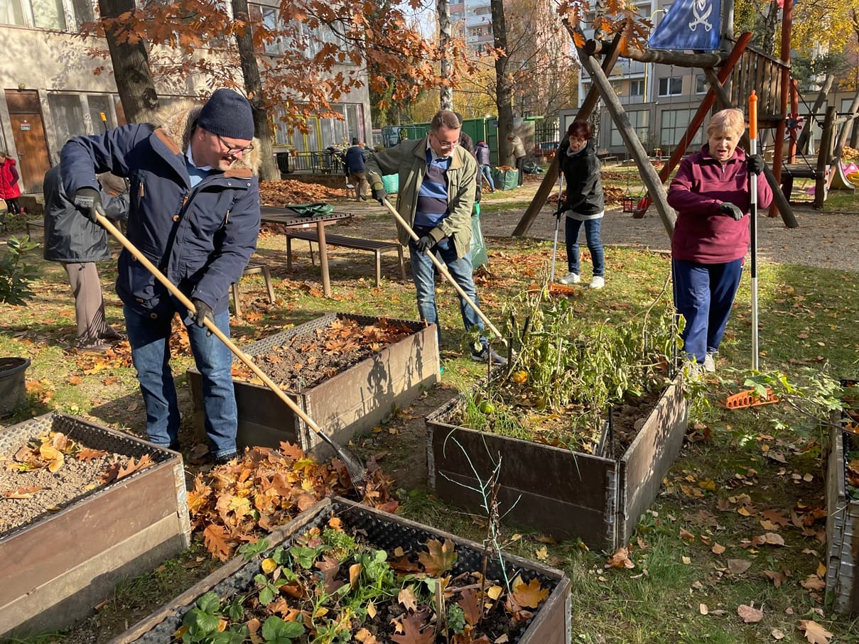 Záhrada pri Dennom centre v Košiciach je pripravená na zimu, o rok ju čaká rekonštrukcia (FOTO)