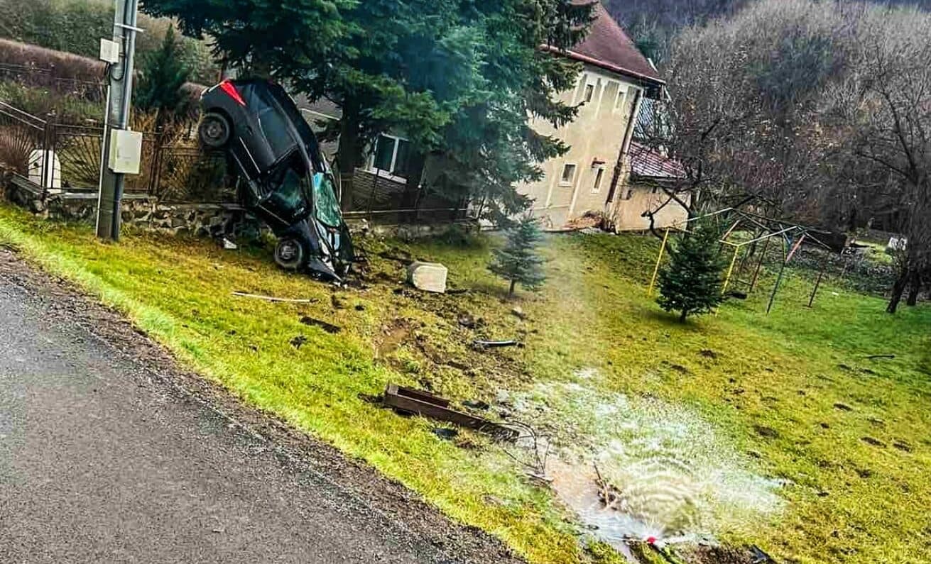 Vodič s 2 promile NARAZIL DO PLYNOVEJ PRÍPOJKY! (FOTO)