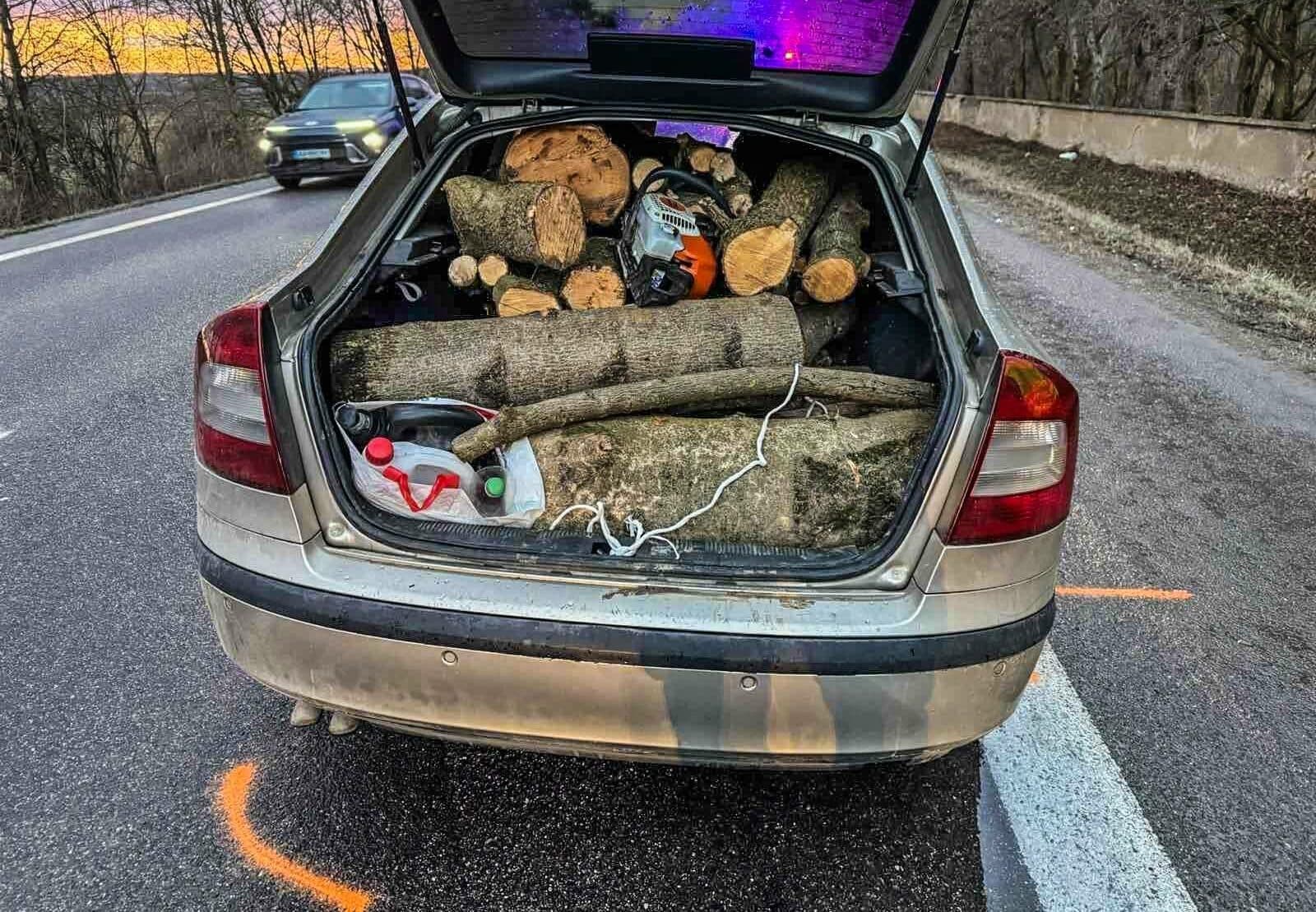 Šofér naložil viac, ako zvládol! Preťažená Octavia nezvládla predbiehanie