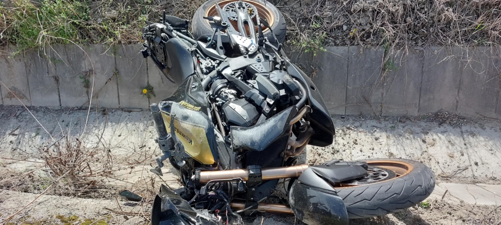 Košickí hasiči pomáhali motorkárovi po nehode v Trebejove (FOTO)