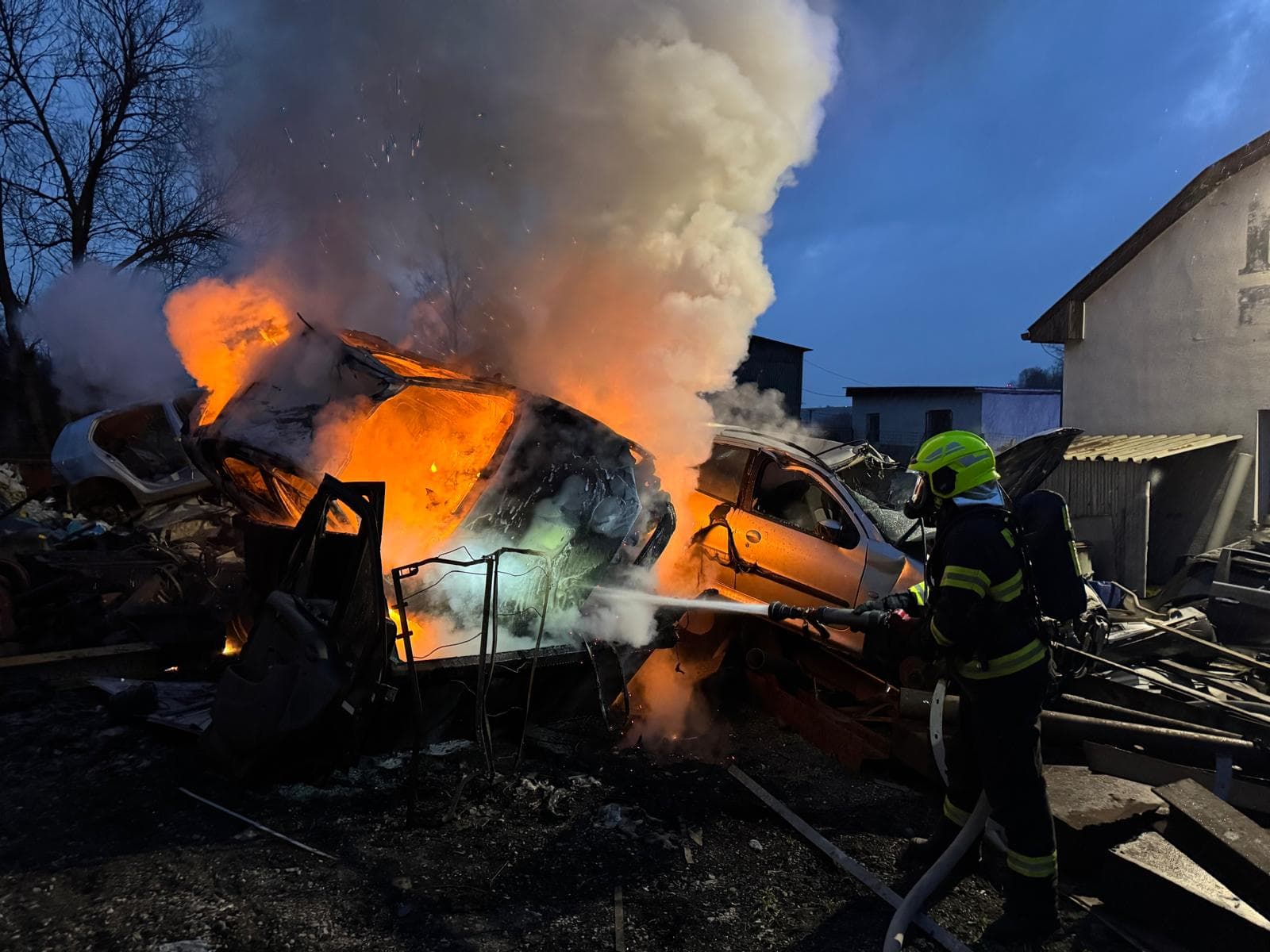 Hasiči v Spišskej Novej Vsi hasili požiar na vrakovisku (FOTO)