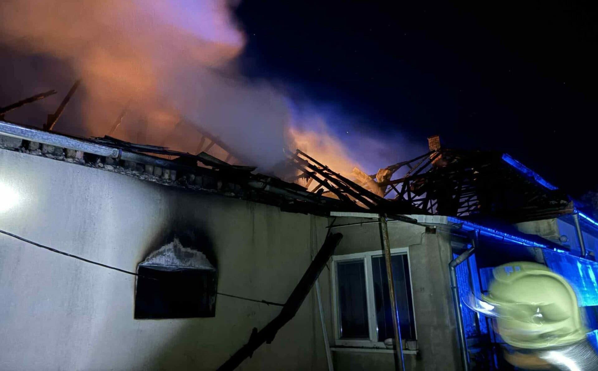 Hasiči zasahovali v Zatíne, plamene poškodili garáž aj strechu domu (FOTO)