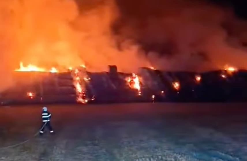 Dobrovoľní hasiči zo Sečoviec zasahovali pri veľkom požiari slamy