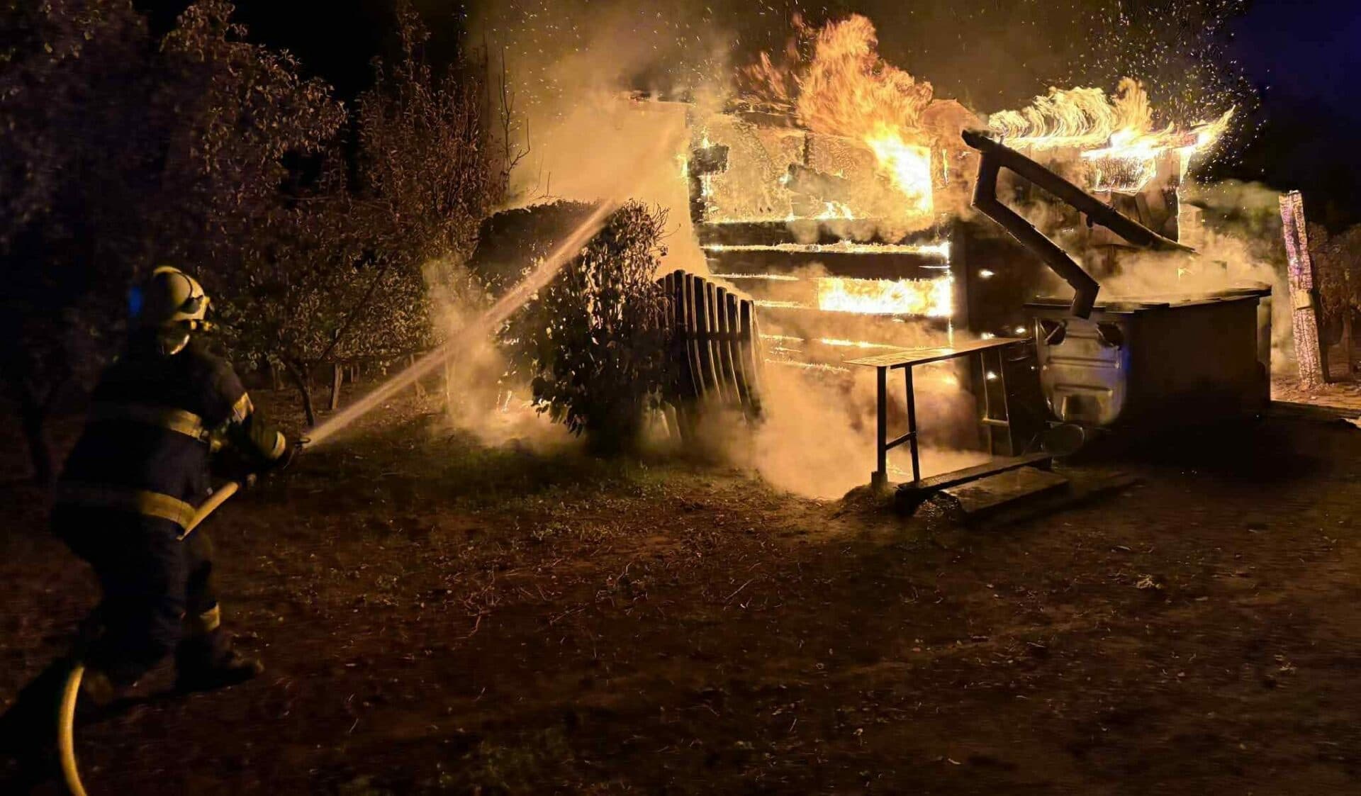 Pri Malom Kamenci zasahovali hasiči pri úmyselne založenom požiari (FOTO)