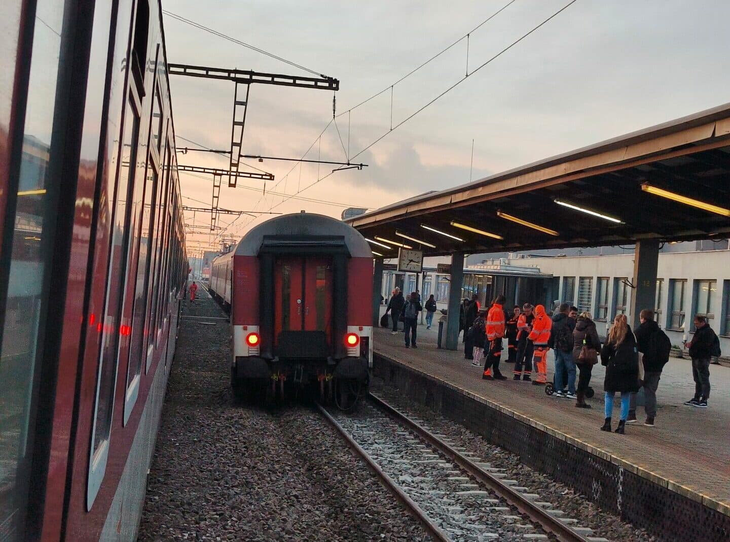 Na stanici v Košiciach sa vykoľajil vlak a poškodil trať