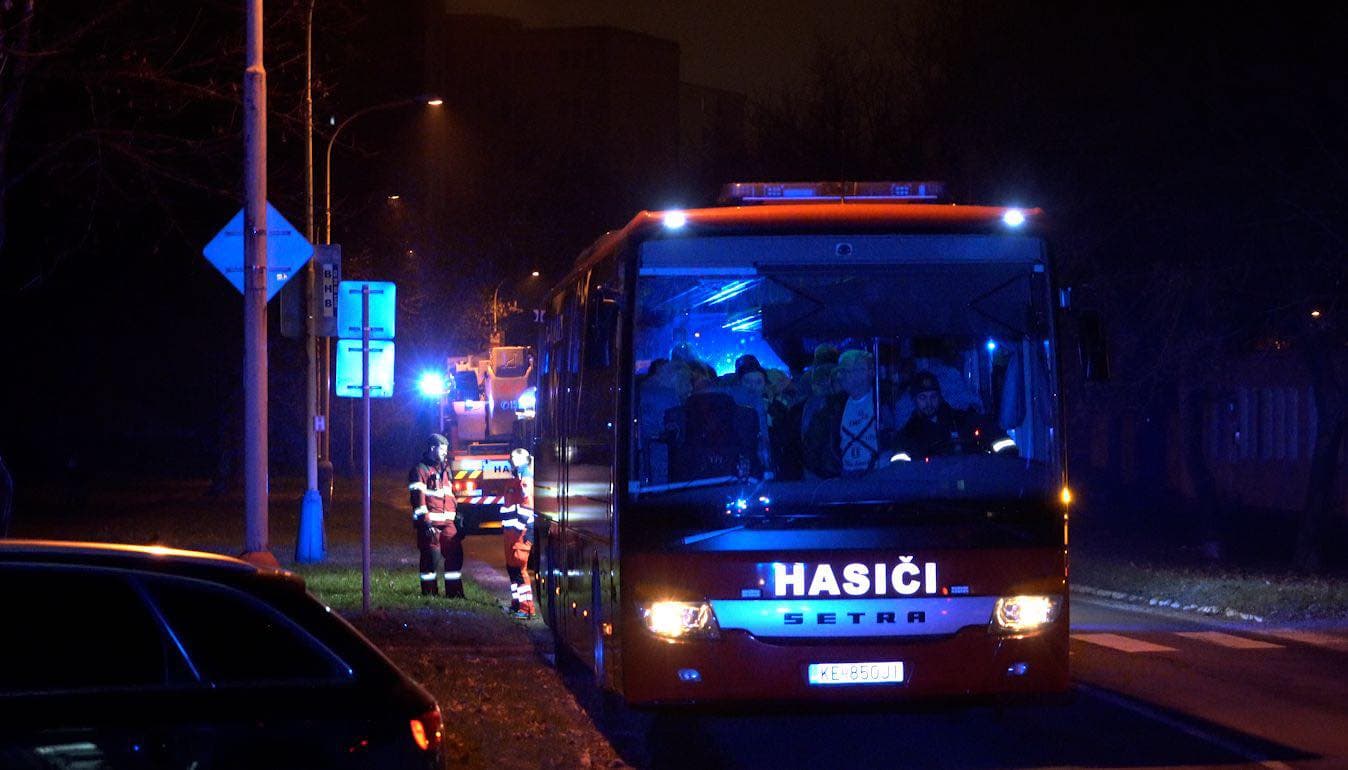Tragický požiar na Gudernovej si vyžiadal jednu obeť. Príčinou mala byť cigareta