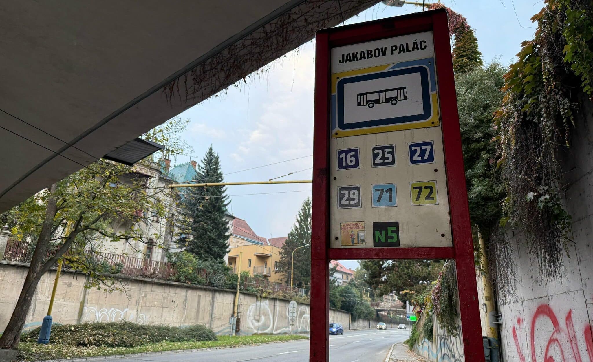Fotografia k článku Zastávku Jakabov palác v smere na Mier pre modernizáciu dočasne rušia