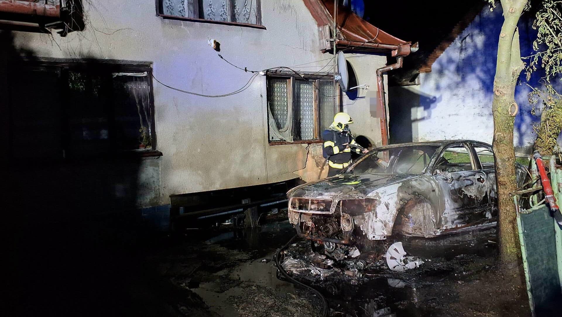 Fotografia k článku V obci Úpor horelo v noci auto, požiar ohrozoval aj rodinný dom