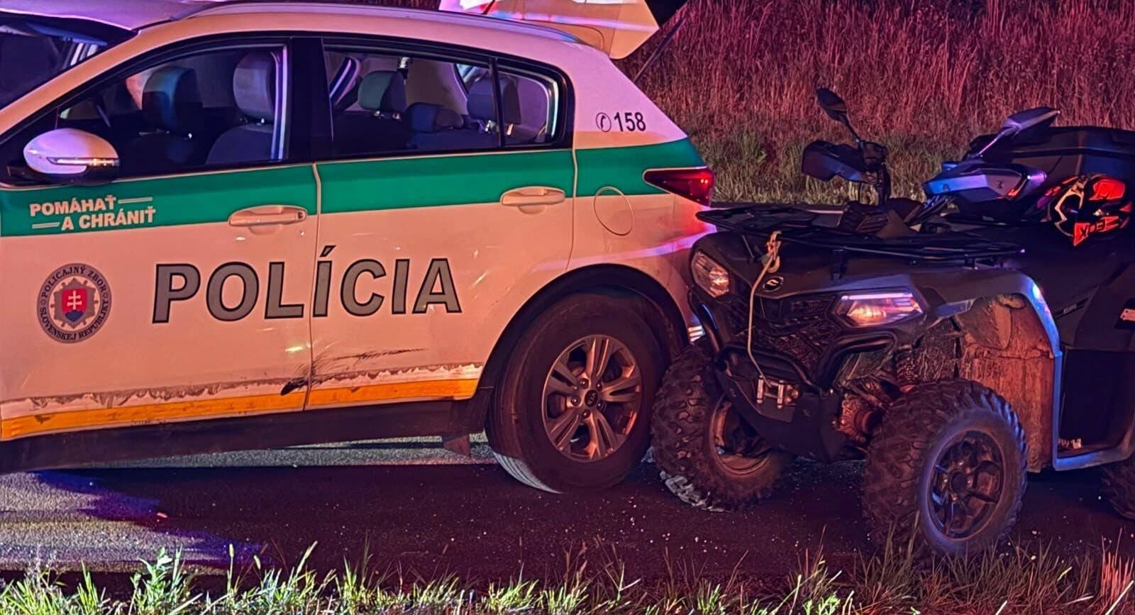Fotografia k článku Mladík na štvorkolke v Rožňave pri úniku narazil do policajného auta
