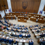 Koniec voľných dní aj vyššie odvody, parlament odklepol tretí konsolidačný balík