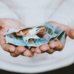 Zadlženosť Slovákov neklesá, v septembri zbankrotovalo vyše 900 ľudí
