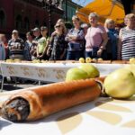 90-metrový makovník prilákal k Urbanovej veži stovky Košičanov. Zjedli ho za 15 minút (FOTO)